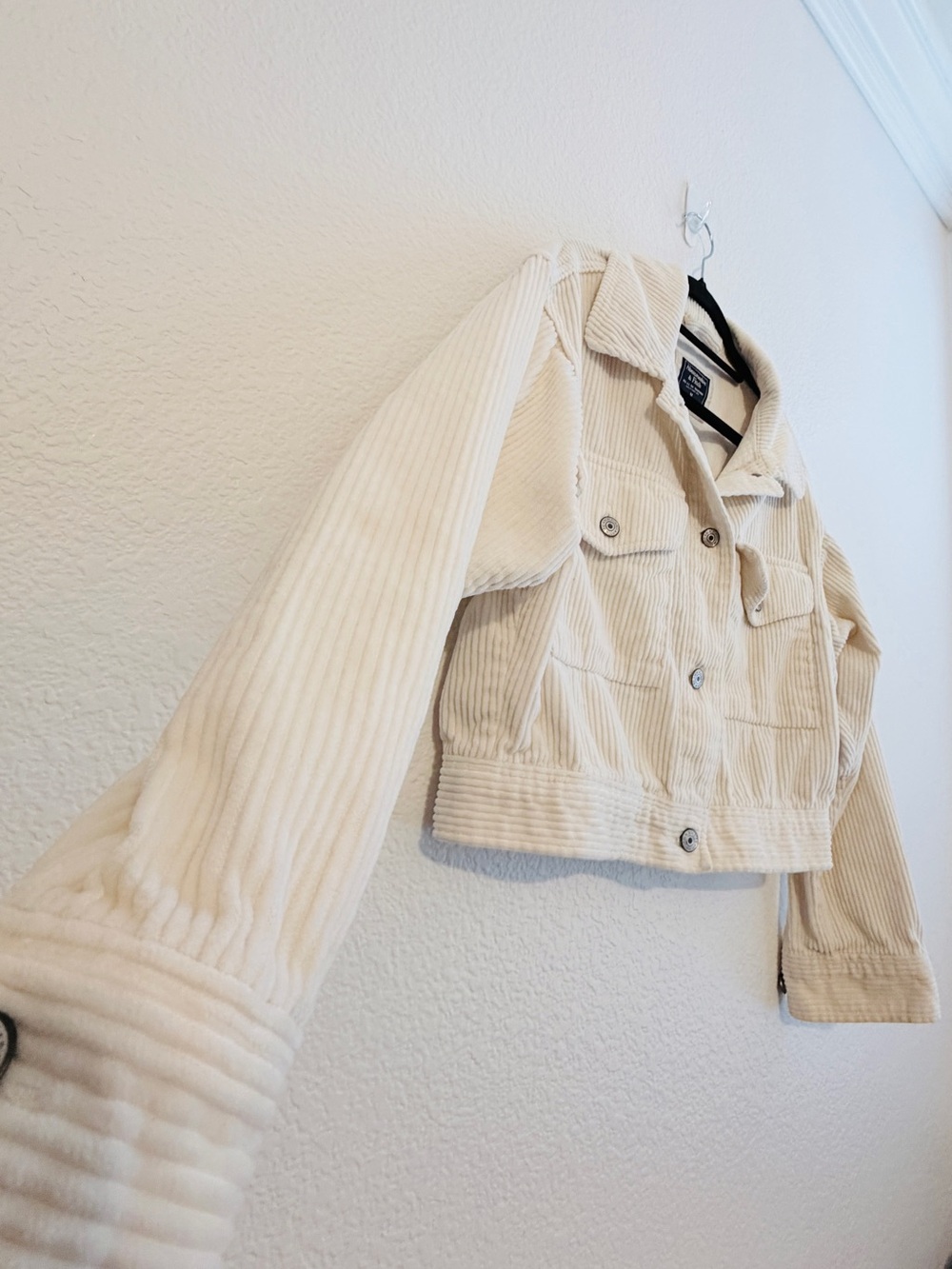 Abercrombie & Fitch Cream Corduroy Cropped Trucker Jacket Size Medium - Picture 4 of 11